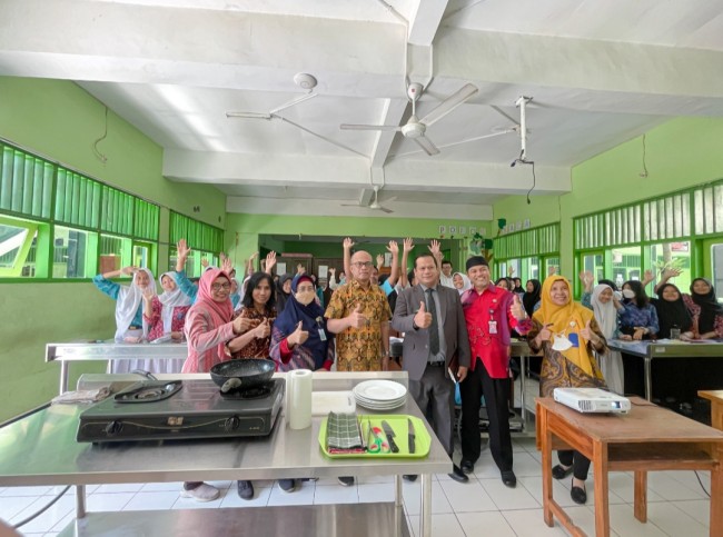 Siswa diajak langsung belajar memasak bersama Chef Rayz UMM. (Foto: istimewa)