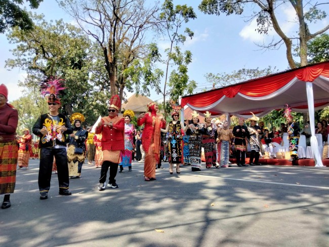 Wali Kota Malang Sutiaji bersama sang istri Widayati Sutiaji turut bergoyang dalam Karnaval Kota Malang.(Foto: Riski Wijaya/MalangTIMES).