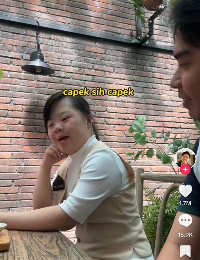 Momen saat ABK, pelayan di Onnie House berbincang dengan customer. (Foto: TikTok)