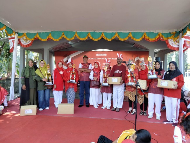 Penyerahan hadiah salah satu lomba pada Peringatan HUT ke-78 RI Kemerdekaan di RW 13 Kelurahan Sawojajar Kota Malang.(Foto: Riski Wijaya/MalangTIMES)