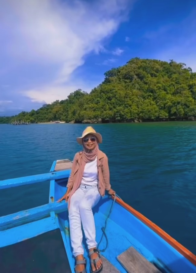 Suasana saat naik perahu menyebrang ke Pantai Waru-Waru. (Foto: Instagram)
