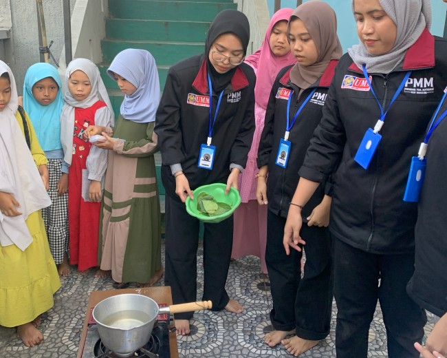 Mahasiswa PMM UMM Saat Demonstrasi Pembuatan Ekstrak Rebusan Daun Sirih sebagai Alternatif Pengobatan Scabies