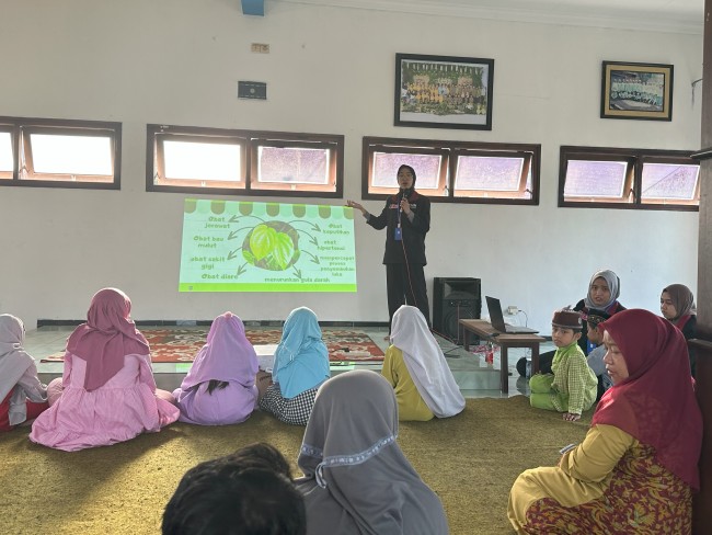 Mahasiswa PMM UMM Saat Melakukan Penyampaian Materi Manfaat Daun Sirih Sebagai Alternatif Pengobatan Scabies