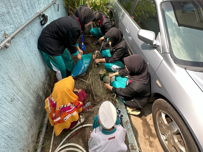 Mahasiswa PMM UMM saat Menanam Bibit Daun Sirih Bersama Anak-anak Yayasan Panti Asuhan At-Taufiq