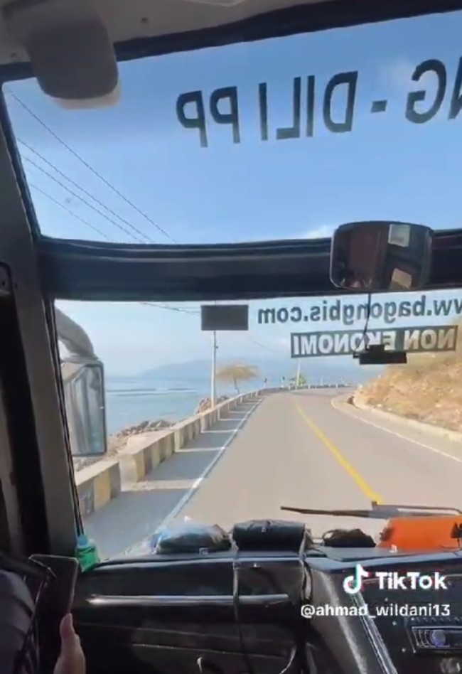 Selama perjalanan menuju Dili, Timor Leste disuguhkan dengan pemandangan tepi pantai. (Foto: TikTok)