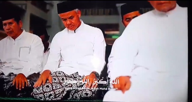 Momen saat Ganjar disorot saat salat di belakang imam, yang muncul dalam video azan televisi MNC Group. (Foto: X)