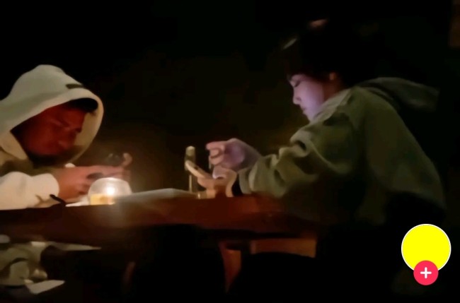 Momen fuji dan Asnawi makan malam di sebuah resto. (Foto: TikTok)