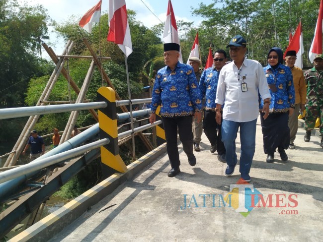 Meninjau jembatan.