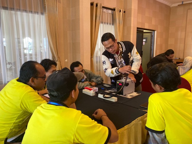 Proses pelatihan teknisi ponsel yang digelar Disnaker-PMPTSP Kota Malang.(Foto: Istimewa).