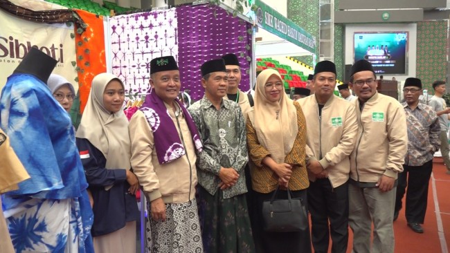 Ketua Pengurus Wilayah (PW) LP Ma'arif NU Jatim, KH Noor Shodiq Askandar foto bersama para pengurus LP Ma'arif NU Jatim (foto: Ahmad Amin/JatimTIMES) 