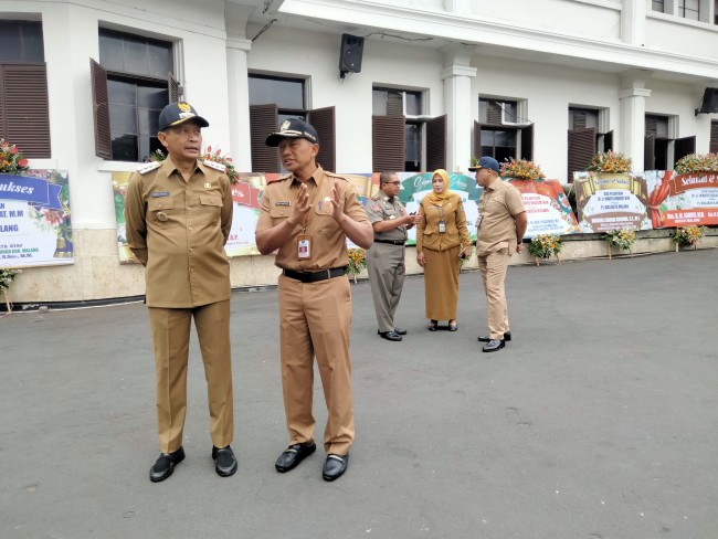 Pj Wali Kota Malang Wahyu Hidayat berdialog bersama Sekda Erik Setyo Santoso.(Foto: Riski Wijaya/MalangTIMES).