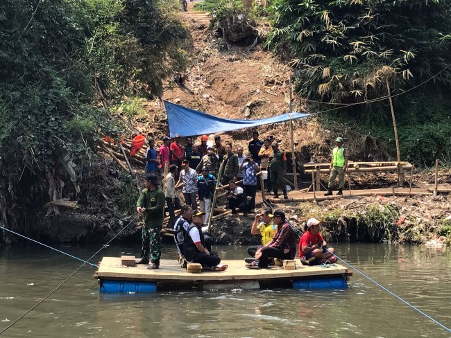 Pj Wali Kota Malang Wahyu Hidayat bersama sejumlah OPD menjajal perahu getek yang digunakan warga untuk menyeberangi sungai.(Foto: Istimewa).