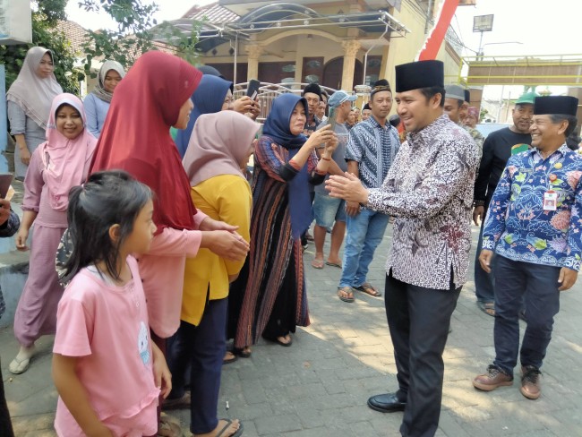 Kedatangan Plt Gubernur Jatim Emil Elestianto Dardak disambut masyarakat.(Foto: Riski Wijaya/MalangTIMES).