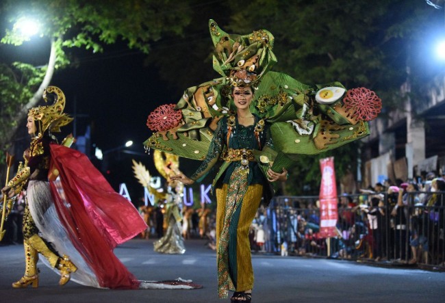 Salah satu talent dari PT Gudang garam saat mengikuti Kediri Nite Carnival.