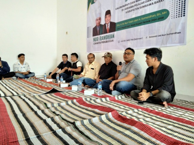 Bakal calon Bupati Sumbawa Barat, H. Sumardhan SH, MH saat memberikan pendidikan politik di IKPM-KSB di Kota Malang.(Foto: Riski Wijaya/MalangTIMES).