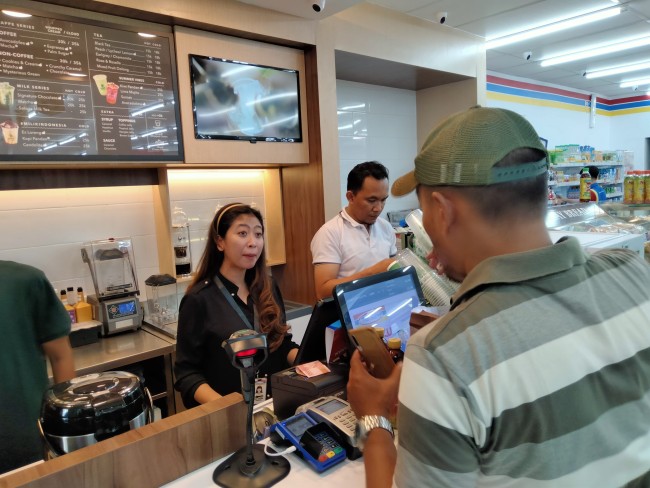 Suasana Indomaret di Jl. Ijen Kota Malang.(Foto: Riski Wijaya/MalangTIMES).