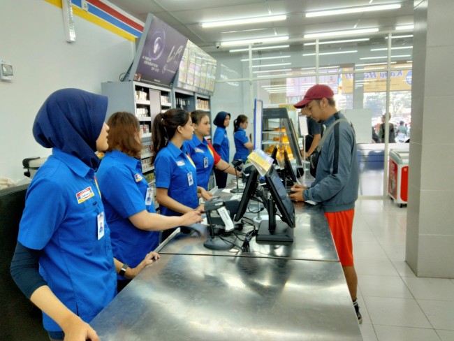 Suasana Indomaret di Jl. Ijen Kota Malang.(Foto: Riski Wijaya/MalangTIMES).