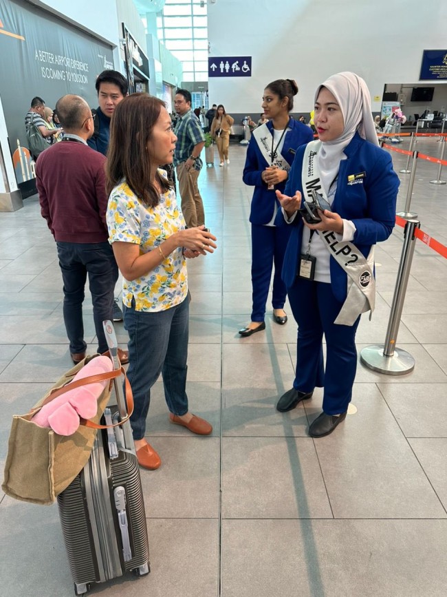 Tampak beberapa penumpang kebingungan karena MYAirlines menghentikan layanan operasionalnya. (Foto: X/@MY_Airports)