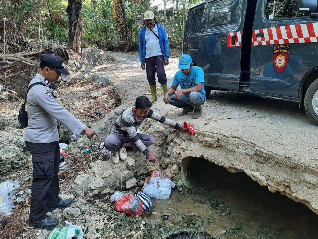 Petugas kepolisian saat melakukan olah TKP kasus penemuan bayi di Kecamatan Pagak.