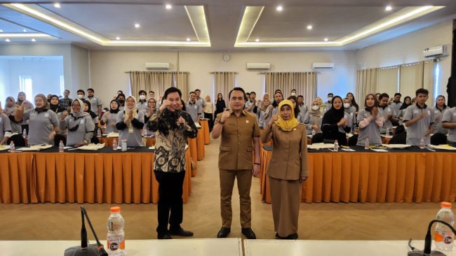 Kepala Disnaker-PMPTSP Kota Malang Arif Tri Sastyawan bersama Kabid Tenaga Kerja Titis Andayani serta seluruh peserta pelatihan.(Foto: Istimewa).