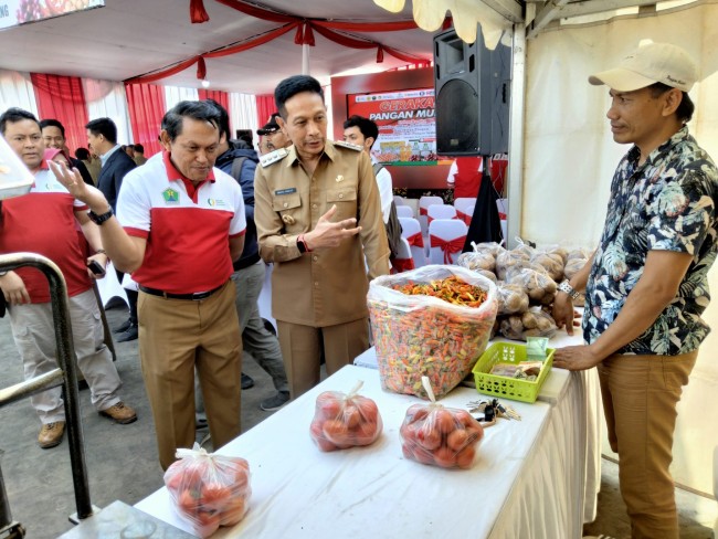 Pj Wali Kota Malang Wahyu Hidayat didampingi Kepala Dispangtan Slamet Husnan meninjau sejumlah stand.(Foto: Riski Wijaya/MalangTIMES).