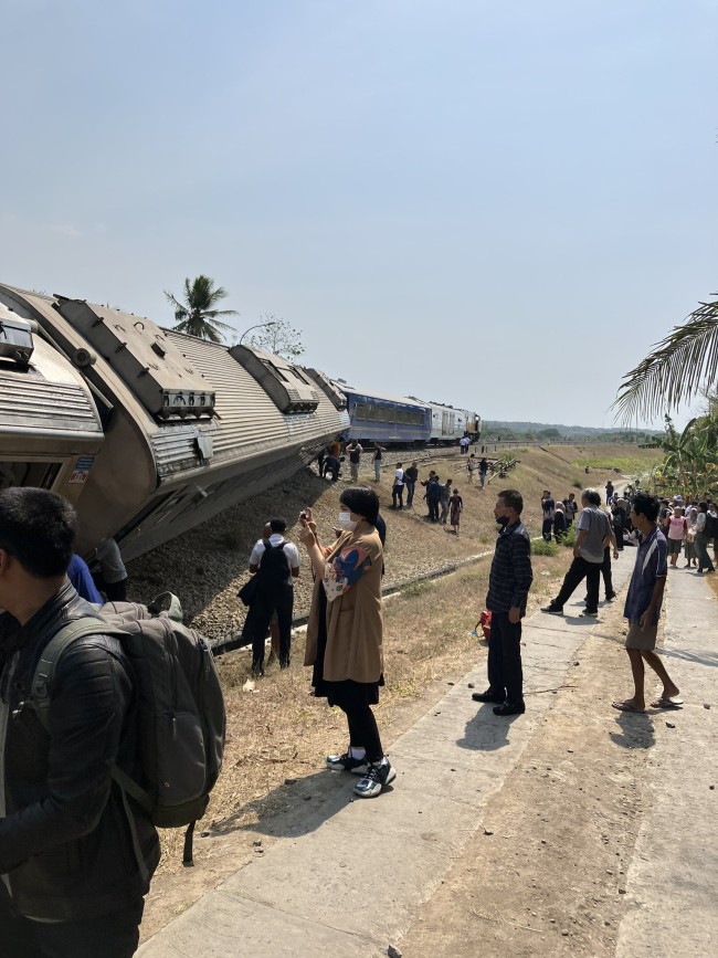 Penumpang Terdampak Gangguan Kereta Api Anjlok Di Kulon Progo Dapat ...