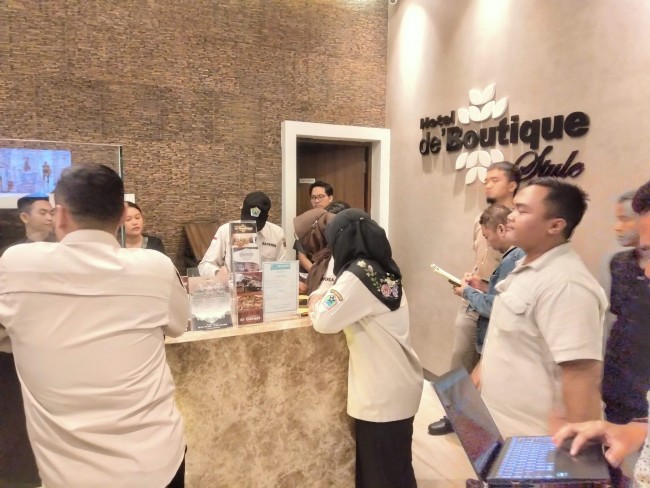 Pemeriksaan oleh Bapenda di salah satu hotel.(Foto: Riski Wijaya/MalangTIMES).