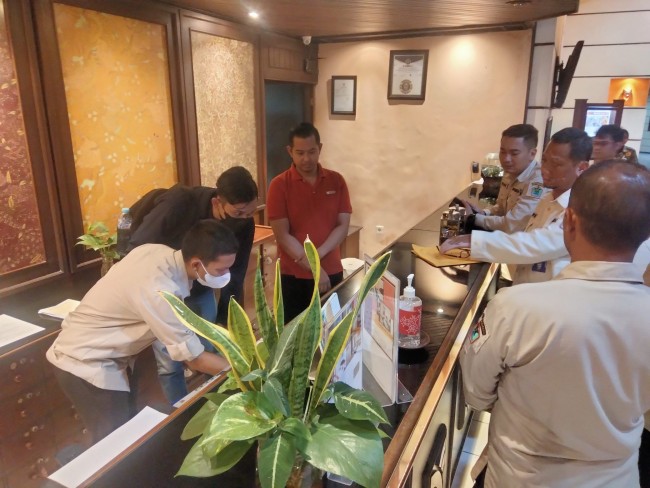 Pemeriksaan oleh Bapenda di salah satu hotel.(Foto: Riski Wijaya/MalangTIMES).