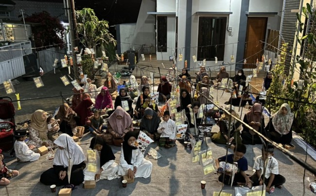 Kebersamaan santri Ponpes Manbaul Ulum bersama warga dalam Peringatan Maulid Nabi Muhammad SAW (foto: istimewa)