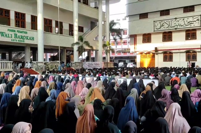 Santri Ponpes Wali Barokah  Kediri menggelar salat istisqo pagi hari ini, Selasa (24/10/2023). Foto: (Istimewa)