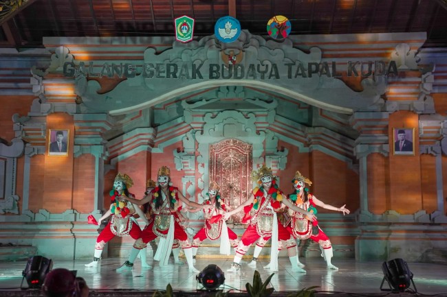 Penampilan kesenian dalam agenda semarak gerak budaya tapal kuda di Pura Mandara Giri Semeru Agung (Foto: Istimewa)