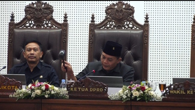 Pj Wali Kota Malang Wahyu Hidayat bersama Ketua DPRD Kota Malang I Made Riandiana Kartika.(Foto: Ahmad Amin/MalangTIMES).