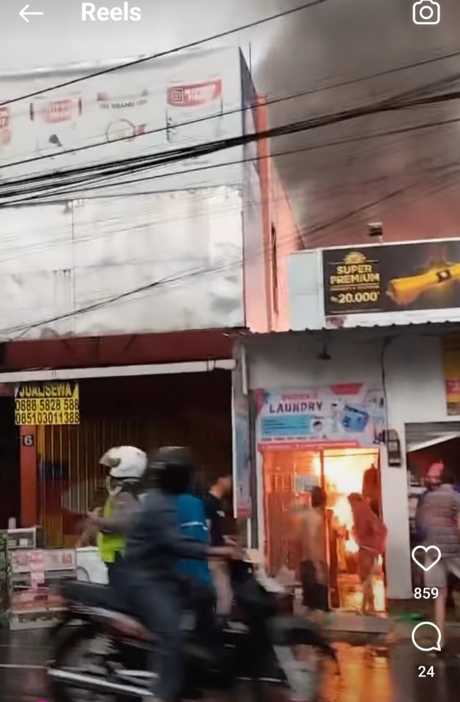 Tampak depan laundry yang dilalap api. (Foto: @info_malang)