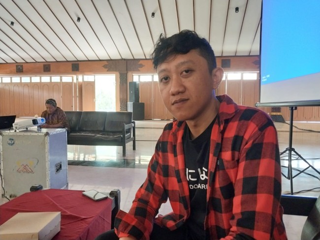 Aditya Nirwana, Dosen DKV Universitas Ma Chung saat mengisi materi 