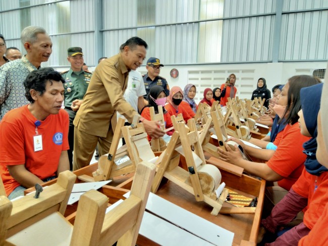 Pj Wali Kota Malang meninjau kesiapan pelatihan melinting.(Foto: Riski Wijaya/MalangTIMES).