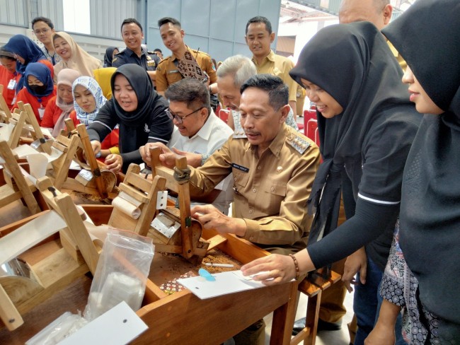 Pj Wali Kota Malang menjajal melinting.(Foto: Riski Wijaya/MalangTIMES).