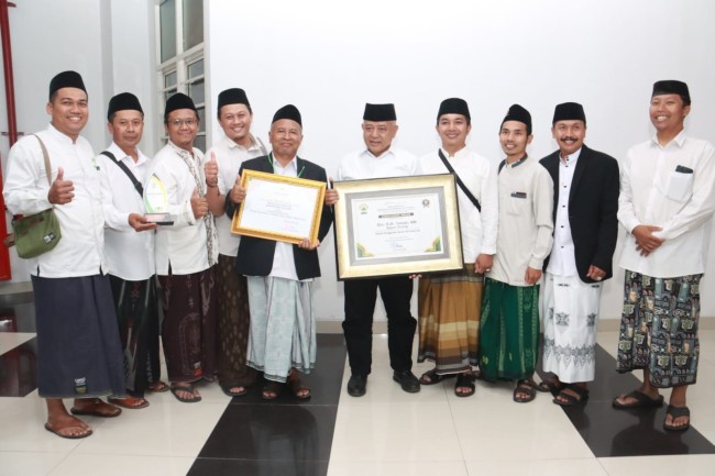 Bupati Malang H.M Sanusi foto bersama pengurus DMI Kabupaten Malang dan pengurus masjid. (Foto: istimewa)