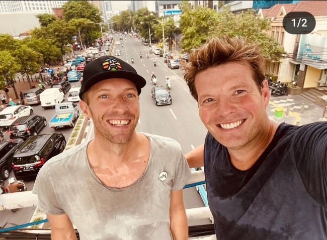 Momen Chris Martin juga tampak swafoto (selfie) bersama manajernya, Phil Harvey di jembatan penyeberangan orang (JPO) kawasan Karet. (Foto: Instagram Coldplay)