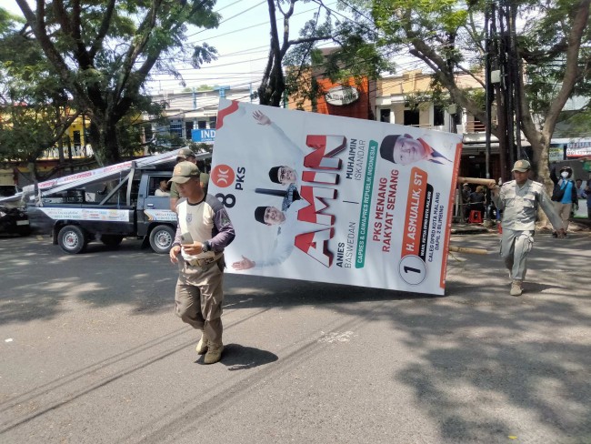 Penertiban reklame yang terpasang di sekitar fasilitas pendidikan.(Foto: Riski Wijaya/MalangTIMES).