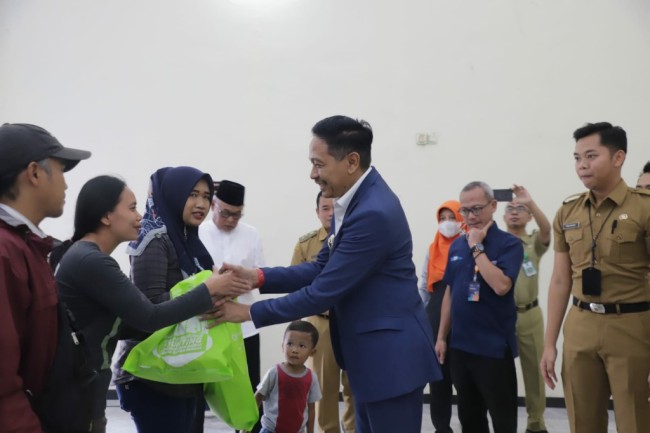 Penyaluran bantuan oleh Pj Wali Kota Malang, Wahyu Hidayat.(Foto: Prokopim Kota Malang).