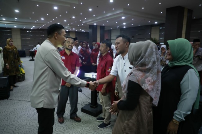 Pj Wali Kota Malang Wahyu Hidayat saat memberikan arahan pengentasan kemiskinan dalam musyawarah kelurahan.(Foto: Prokopim Kota Malang).