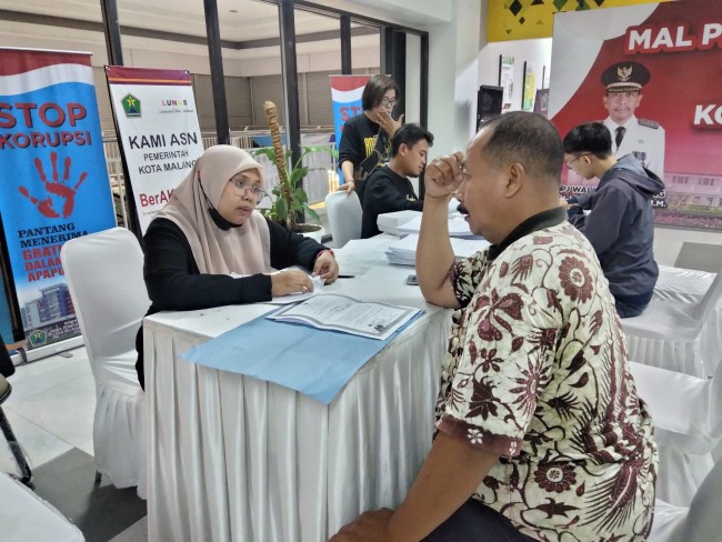 Pelayanan adminduk pada kegiatan GISA di MPP Merdeka.(Foto: Riski Wijaya/MalangTIMES).