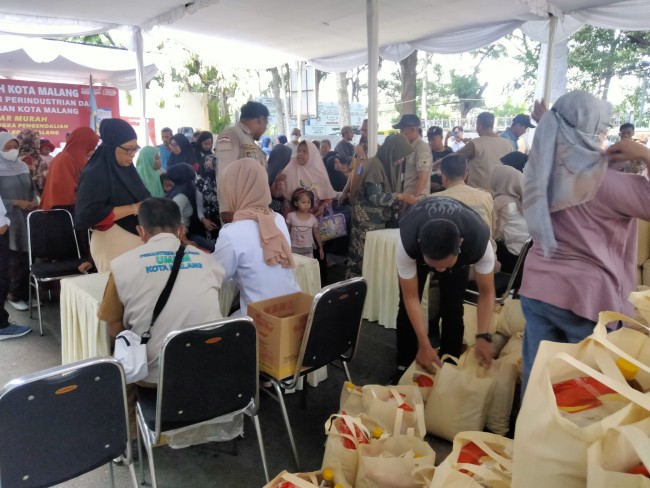 Pendistribusian paket bahan pokok murah.(Foto: Riski Wijaya/MalangTIMES).