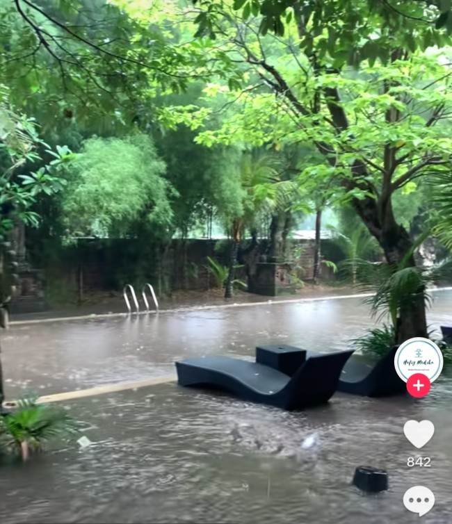 Tampak kolam renang Ubud Cottages Villa berubah warna menjadi kecokelatan terkena banjir. (Foto: TikTok @Hafizmedika)