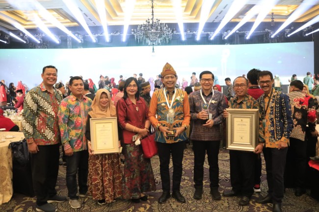 Pj Wali Kota Malang Wahyu Hidayat bersama sejumlah perangkat daerah usai menerima penghargaan.(Foto: Bagian Prokopim Kota Malang). 