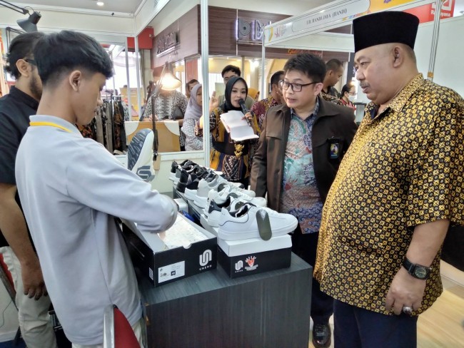 Staf Ahli Bidang Pemerintahan, Politik dan Hukum Kota Malang Tabrani bersama Direktur Industri Tekstil, Alas Kaki dan Kulit Kemenperin Adi R. Pandiangan saat meninjau produk Pameran SKF 2023.(Foto: Riski Wijaya/MalangTIMES).