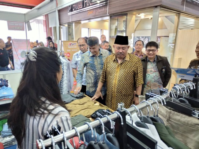 Staf Ahli Bidang Pemerintahan, Politik dan Hukum Kota Malang Tabrani bersama Direktur Industri Tekstil, Alas Kaki dan Kulit Kemenperin Adi R. Pandiangan saat meninjau sejumlah produk di Pameran SKF 2023.(Foto: Riski Wijaya/MalangTIMES).