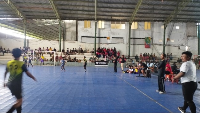 Salah satu pertandingan turnamen futsal junior Piala Pj Wali Kota Malang (foto: Hendra Saputra/JatimTIMES)