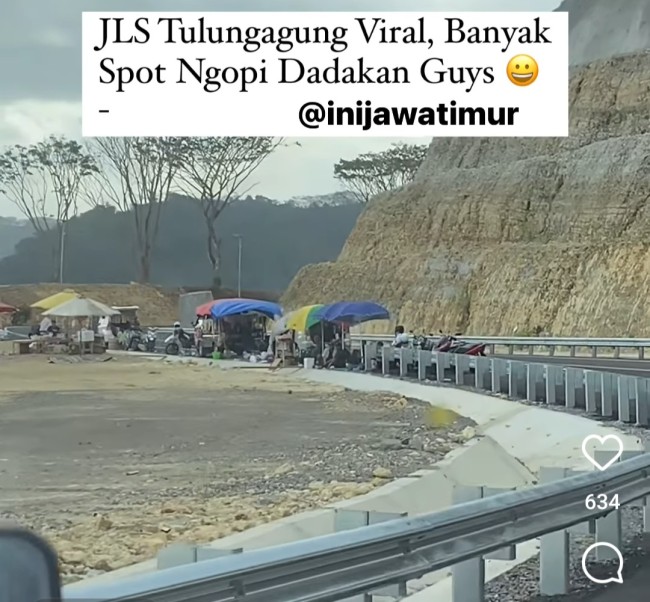 Terlihat juga payung-payung PKL memenuhi area tror