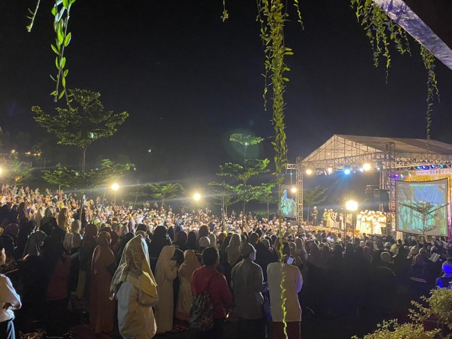 Ribuan jemaah memadati halaman N'Kastil. (Foto: Binti N Rosida/JatimTimes)